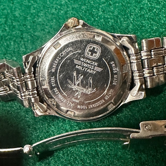 Women’s WENGER Swiss Army Brand Watch Vintage, New Battery 26mm Case - Picture 6 of 7
